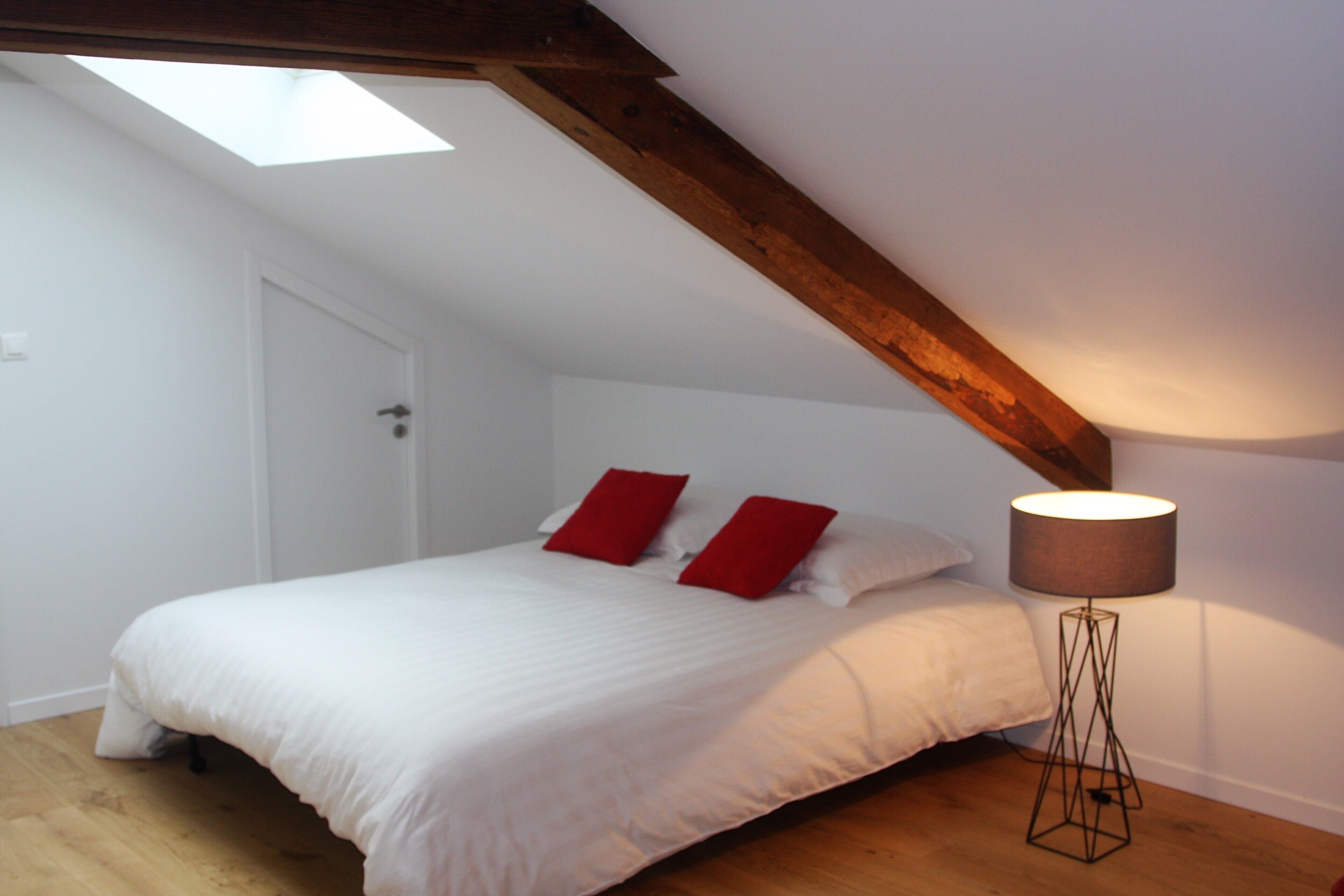 4 slaapkamers, geluiddichte muren, een strijkplank/strijkijzer