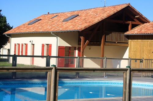 Gite climatisé 8 personnes avec piscine chauffée au cœur de la forêt landaise