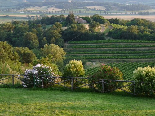 Farmhouse, private garden and fenced swimming pool on Tuscany-Umbria  border