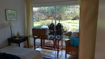 7 Schlafzimmer, Schreibtisch, Bügeleisen/Bügelbrett, Reisekinderbett