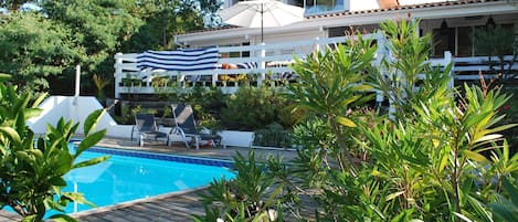 حمّام سباحة مُدفَّأ