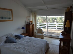 7 bedrooms, desk, iron/ironing board, travel crib