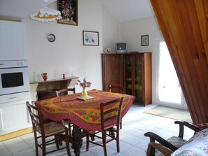 Dining - Small corner for sinners and hikers, calm relaxation in the country. (Saint-Épain)
