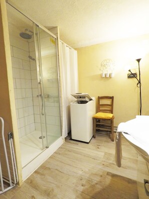 Shower, hair dryer, towels, soap - BEAUTIFUL HOUSE near the ARENES (Arles)