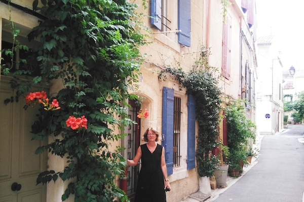 Jocelyne devant la maison