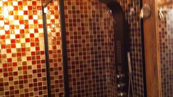 Een bad, een haardroger, handdoeken