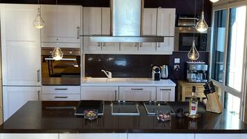 Een koelkast, een microgolfoven, een oven, een kookplaat