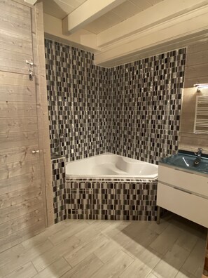 Bathtub, hair dryer, towels - Superb chalet apartment with views of the Cerdagne - 3 minutes from the cable cars (Font-Romeu-Odeillo-Via)