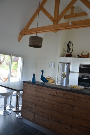 Frigorífico, horno, placa de cocina y lavavajillas