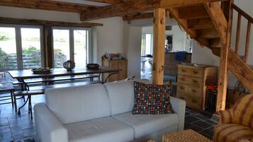 Een open haard, een tafeltennistafel en boeken