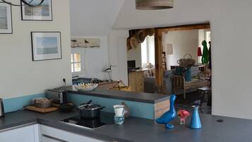 Een koelkast, een oven, een kookplaat, een vaatwasser