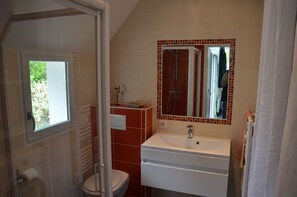 Een bad, een haardroger, handdoeken, zeep