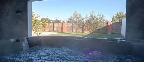 مغطس سبا خارجي