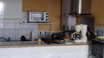 Een koelkast, een microgolfoven, een oven, een kookplaat