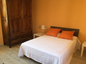 2 dormitorios, tabla de planchar con plancha, cuna de viaje y wifi