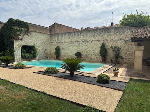 Charming house completely renovated with swimming pool in the heart of the village for 4 people