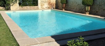 Charmigt hus totalrenoverat med pool i hjärtat av byn för 4 personer