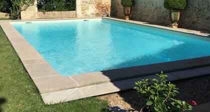 Maison de charme entiĂšrement rĂ©novĂ©e avec piscine au cĆur du village pour 4 pers