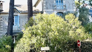 A stone building with a balcony, surrounded by trees and a no entry sign. - NEW in LABAULE! Near the beach, quality flat for 4 people,garden,swimming-pool (La Baule-Escoublac)