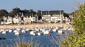 A marina with multiple boats docked, a building with a flat roof in the background, and a clear sky. - NEW in LABAULE! Near the beach, quality flat for 4 people,garden,swimming-pool (La Baule-Escoublac)