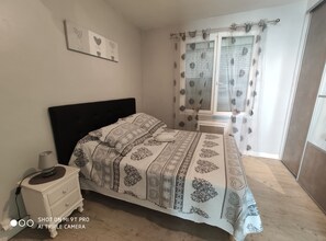 1 habitación, tabla de planchar con plancha y cuna de viaje