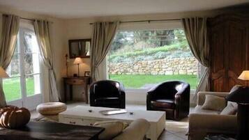 Televisie, een open haard, een dvd-speler en een tafeltennistafel