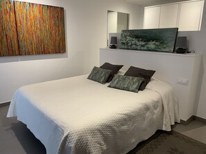 5 bedrooms, iron/ironing board, WiFi, bed sheets