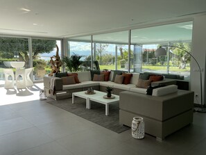TV - Roses: Magnificent contemporary villa with an indoor pool (Roses)