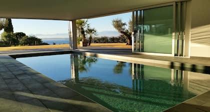 Roses: Magnificent contemporary villa with an indoor pool