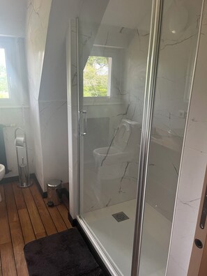 Badewanne, Haartrockner, Handtücher