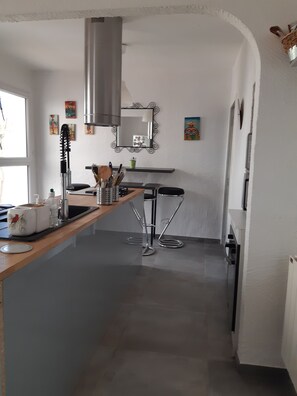 Réfrigérateur, four à micro-ondes, un four, surface de cuisson