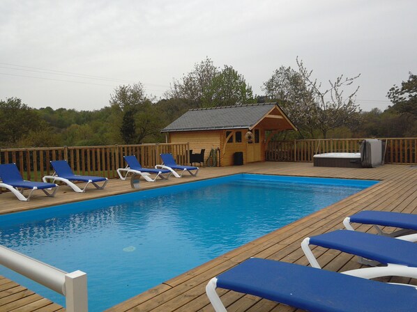 Een verwarmd zwembad