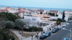 A residential area with houses, a street, and a view of the sea. - Panoramic sea and pond view not overlooked. (Mauguio)