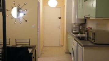 Réfrigérateur, micro-ondes, plaque de cuisson, cafetiÚre/bouilloire