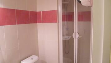 Douche, sĂšche-cheveux, papier toilette