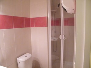 Douche, séchoir à cheveux, papier de toilette