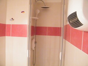 Dusche, Haartrockner, Toilettenpapier