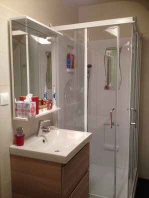 Badewanne, Haartrockner, Seife, Toilettenpapier
