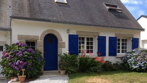 A house with a blue door, white windows, and blue shutters. - House near paths and the Ria d'Etel 6 PERS. (Plouhinec)