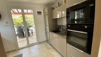 Een koelkast, een microgolfoven, een oven, een kookplaat