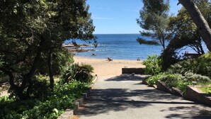 A paved pathway leading to a beach with a clear view of the sea. - 30m from the beach, air-conditioned house, sea view, enclosed garden, ideal for families (Saint-Raphaël)