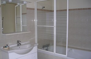 Baignoire, sèche-cheveux