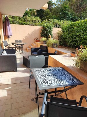 Outdoor dining - T2 ground floor East Cannes, close to the beach of the Hotel Martinez (Cannes)