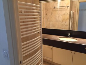Duschwanne, Haartrockner, Handtücher, Toilettenpapier