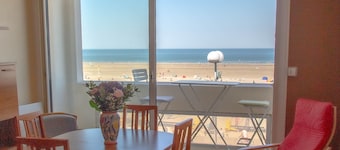 Sehr sonnige Wohnung im 2. Stock mit Blick auf das Meer. Kostenloses WiFi
