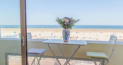 Apartamento muy soleado en el segundo piso frente al mar. Wifi gratis