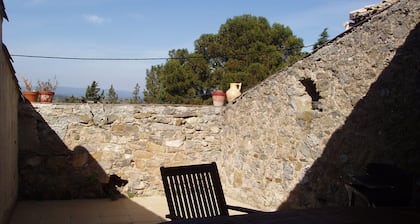 Pequeño pueblo típico de los Corbières entre Narbona y Carcasona.