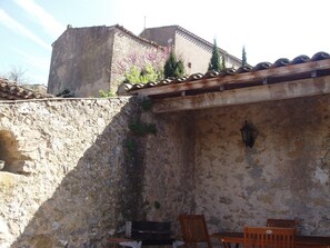 Outdoor dining - Real gîte converted from a ruin between narbonne and carcassonne. (Montbrun-des-Corbières)