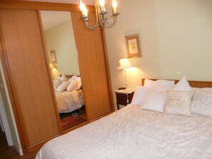 2 bedrooms, iron/ironing board, Internet - Comfortable 2 bedroom apartment downtown, beach, train station, spa, port. (Saint-Jean-De-Luz)