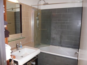 Duschwanne, Haartrockner, Handtücher, Toilettenpapier